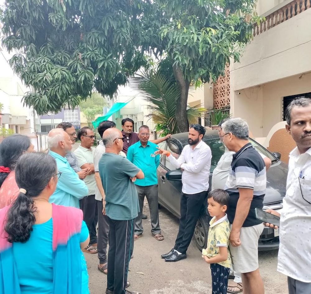 वसाहतीत नागरिकांशी चर्चा