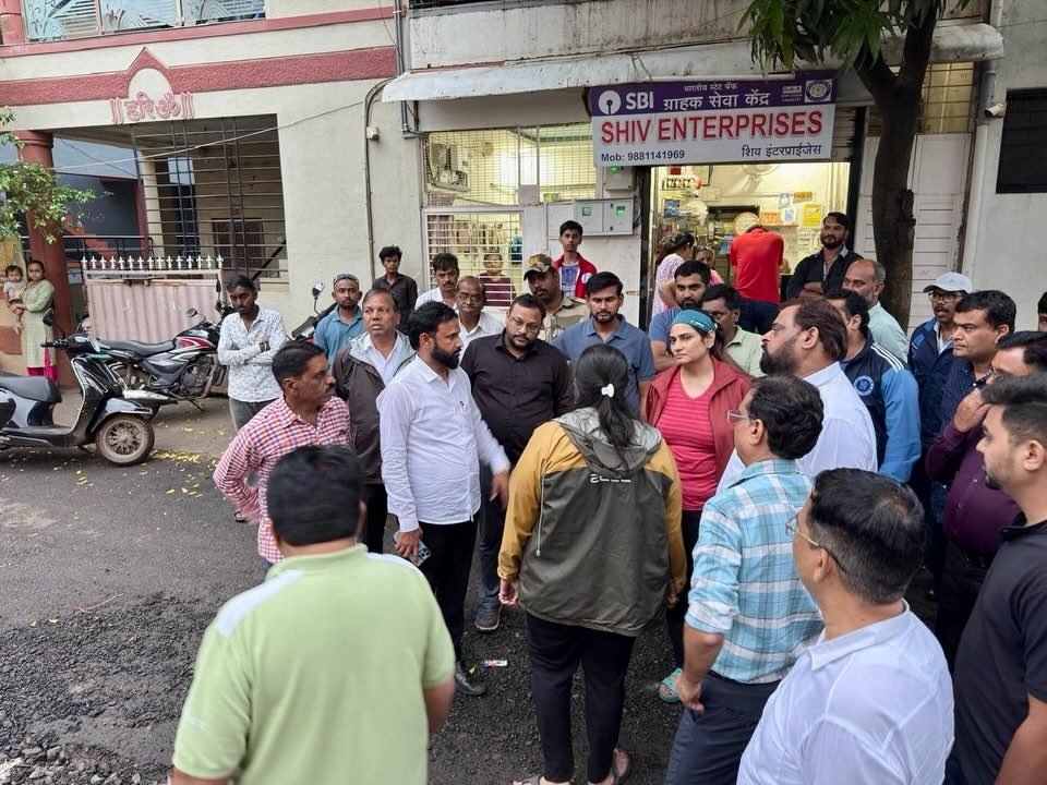 नागरिकांशी रस्त्यावरच थेट संवाद साधून तक्रारींचे निराकरण करताना बाळकृष्ण शिरसाठ