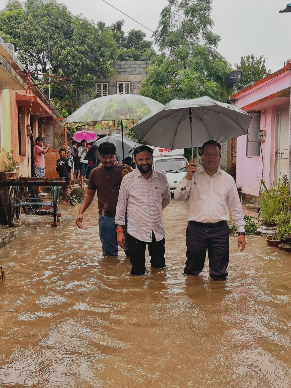 बाळकृष्ण चंद्रभान शिरसाठ मुसळधार पावसात प्रभागातील पूरस्थितीची तात्काळ पाहणी करताना