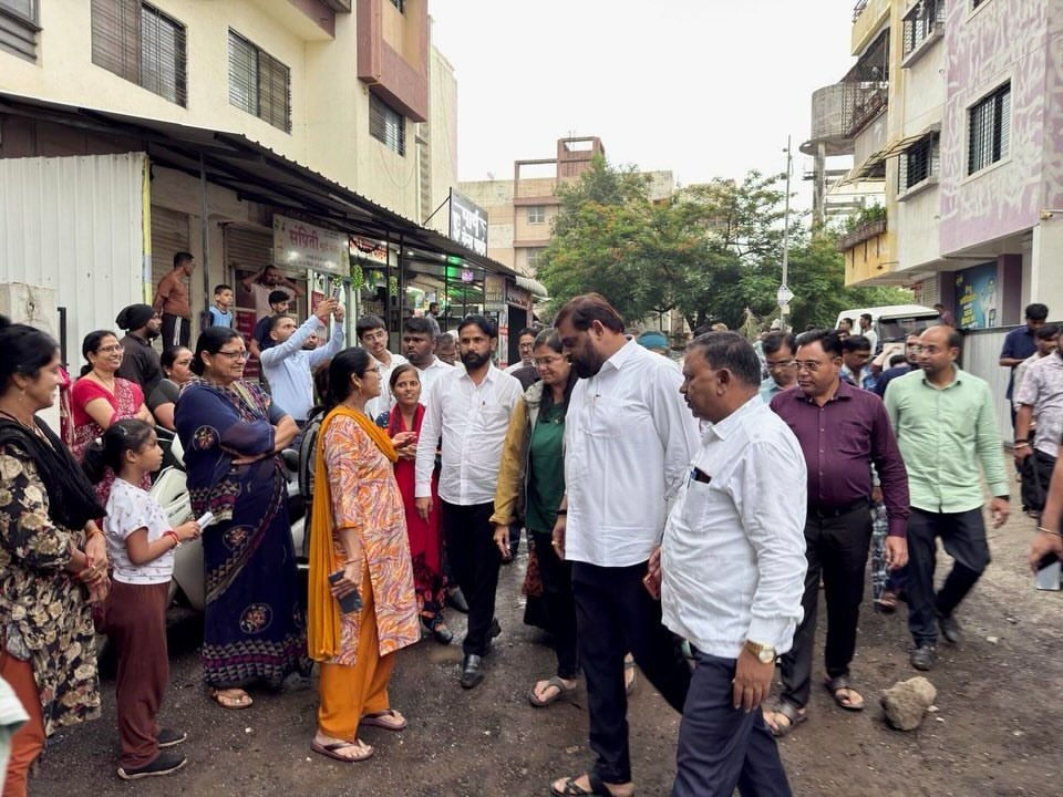वॉर्ड दौऱ्यावर नागरिकांशी थेट संवाद साधताना बाळकृष्ण शिरसाठ