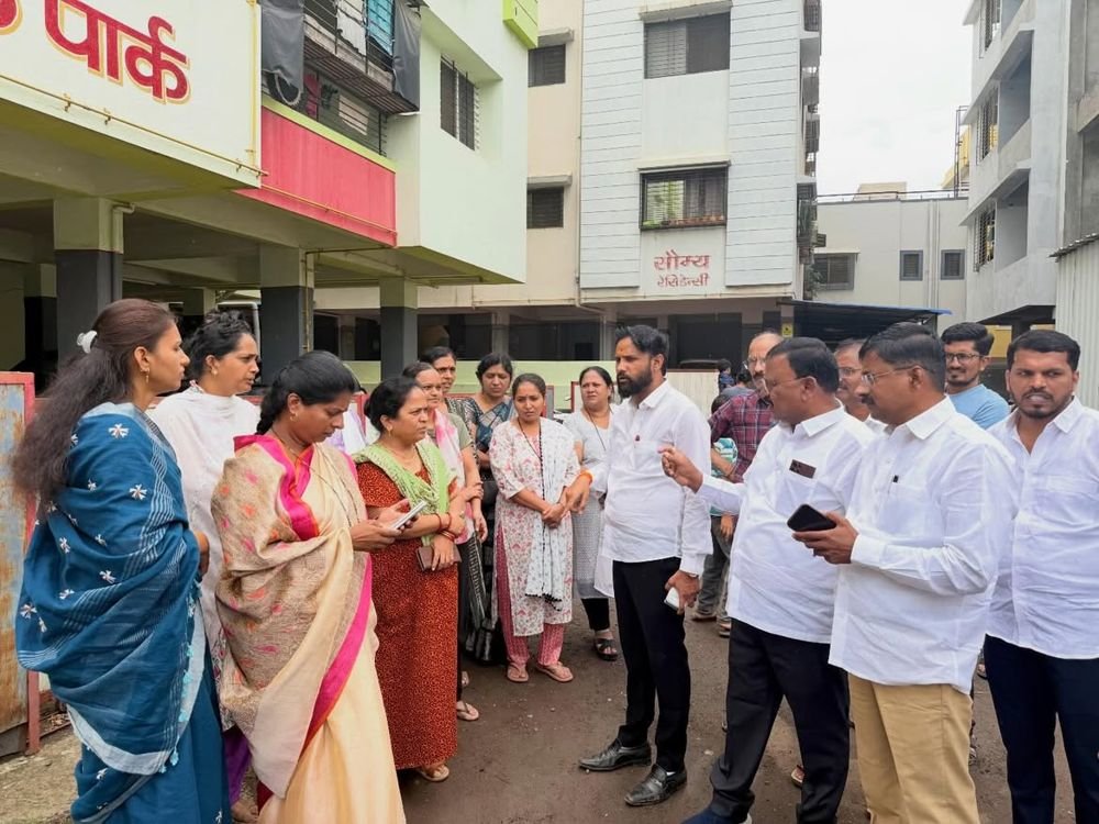 निवासी वसाहतीत पूरस्थितीची पाहणी करताना