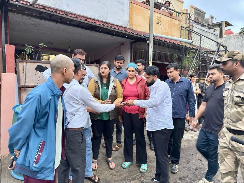 रस्त्यावरील खड्डे व नागरी सुविधांची जेसीबीद्वारे दुरुस्ती