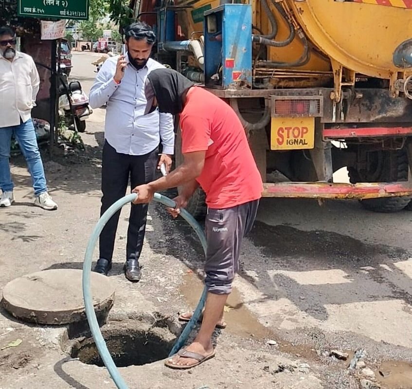 टँकरद्वारे ड्रेनेज साफसफाई कार्य पाहणी करताना बाळकृष्ण शिरसाठ