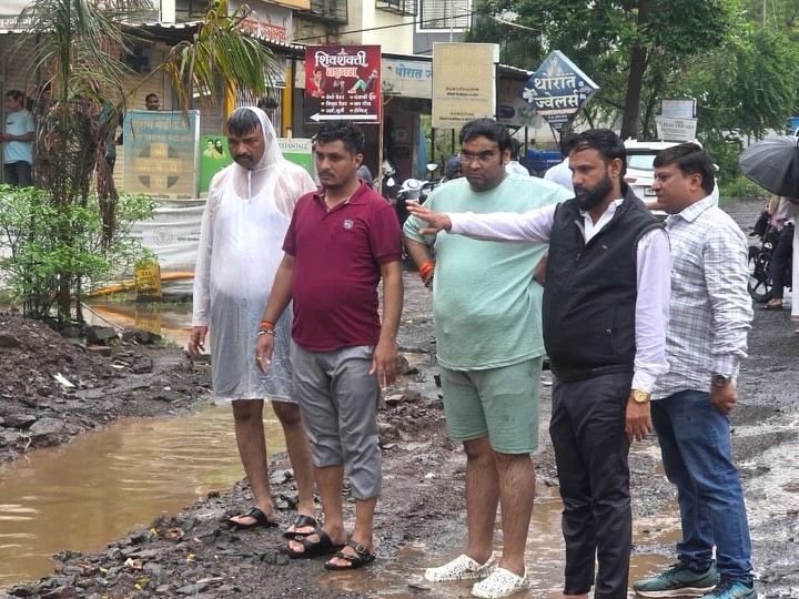 रस्त्यावरील खड्डे व पायाभूत सुविधांची प्रत्यक्ष पाहणी करताना बाळकृष्ण शिरसाठ