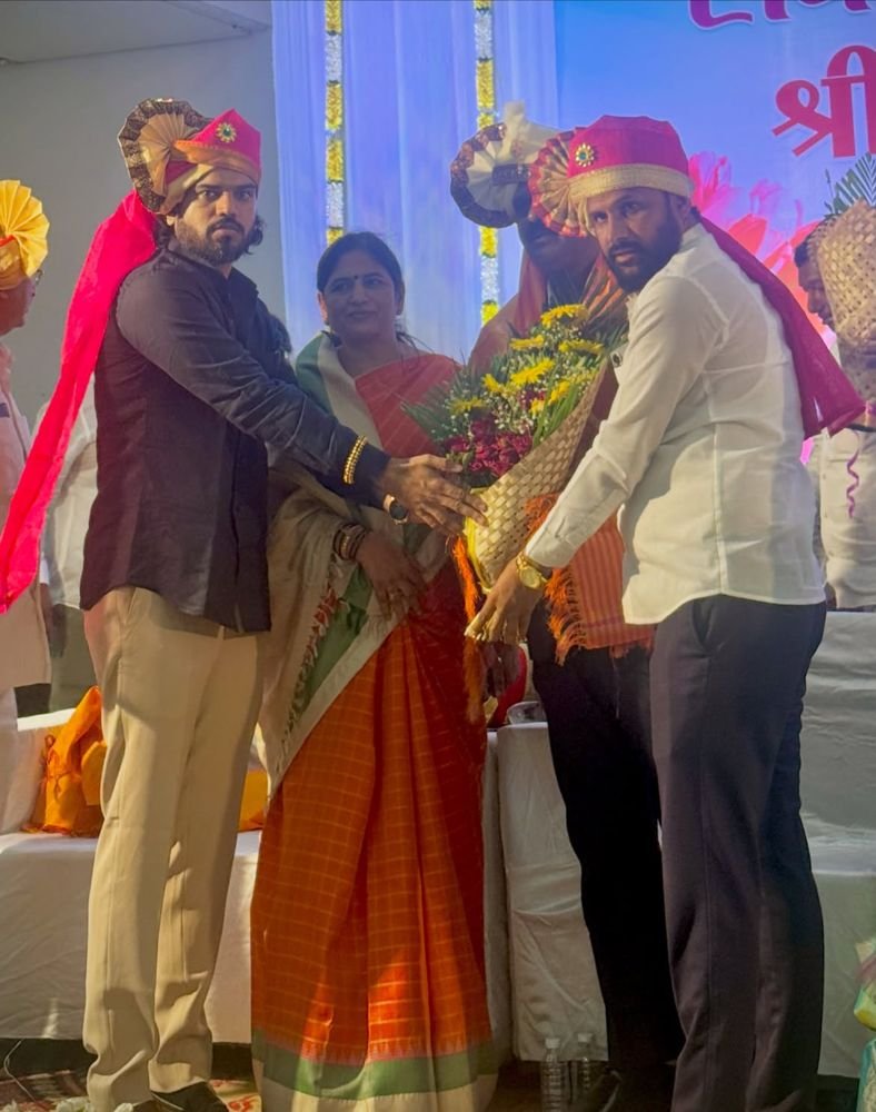 आदरणीय अरुण अण्णा दाते सरांच्या सेवापूर्ती सोहळ्यानिमित्त सत्कार करताना बाळकृष्ण शिरसाठ